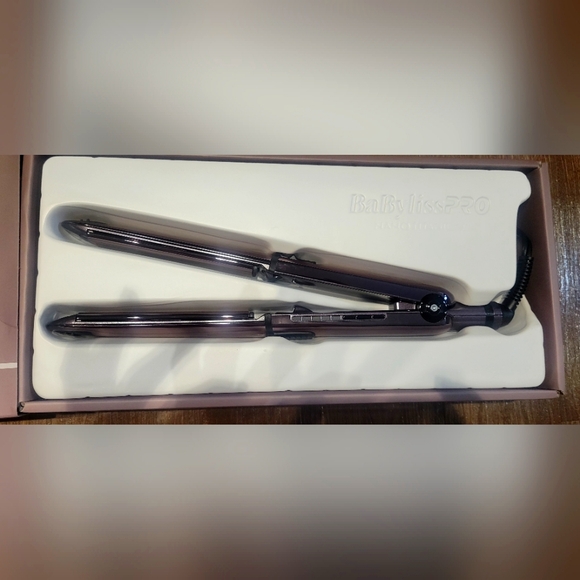 Like New BaBylissPRO Nano Titanium Prima3100 Flat Iron - Picture 3 of 3
